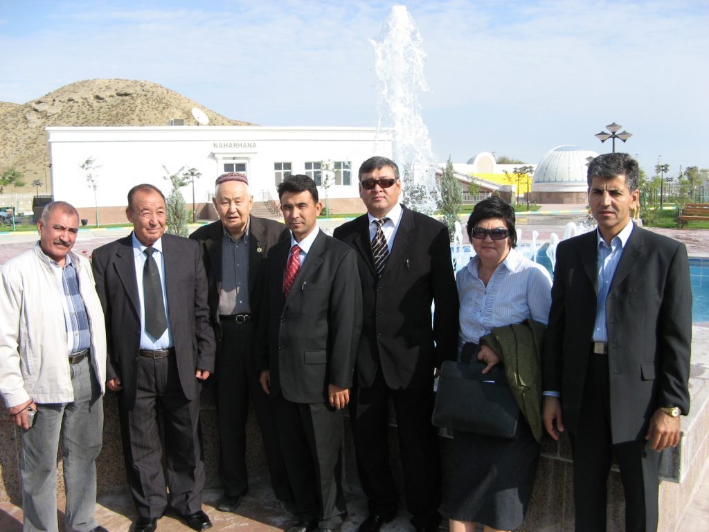  Гульнар Атаевна Аннакулиева и Курбан Непесович в Туркменистане во время конференции Туркмены мира. Октябрь 2007.