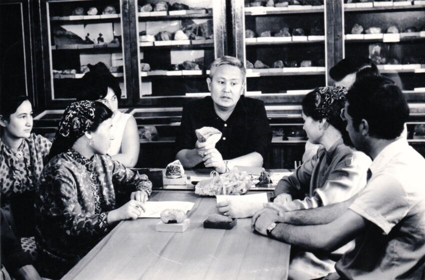 Аманниязов Курбан Непесович на кафедре ТГУ со своими студентами