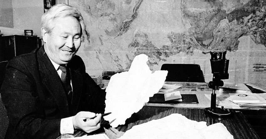 Аманниязов Курбан Непесович демонстрирует слепок динозавра в кабинете ТГУ